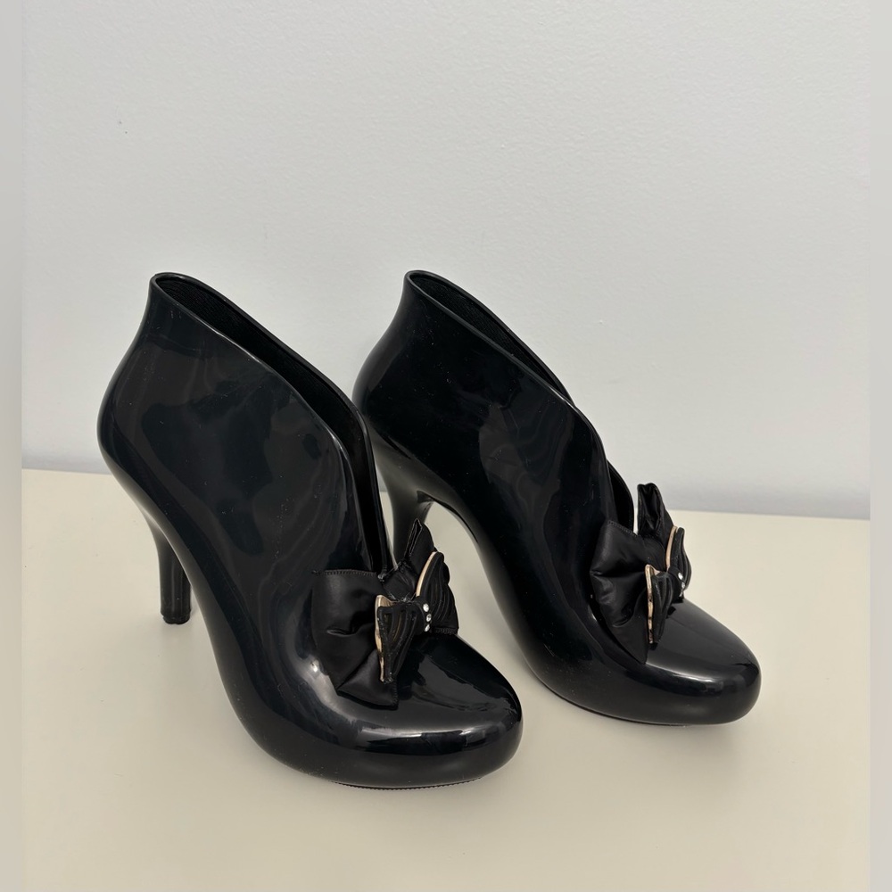 Like New Women’s Elegant Black Heeled DIZZY Black Rubber Bowed Rain Booties 8.5 - Picture 2 of 9